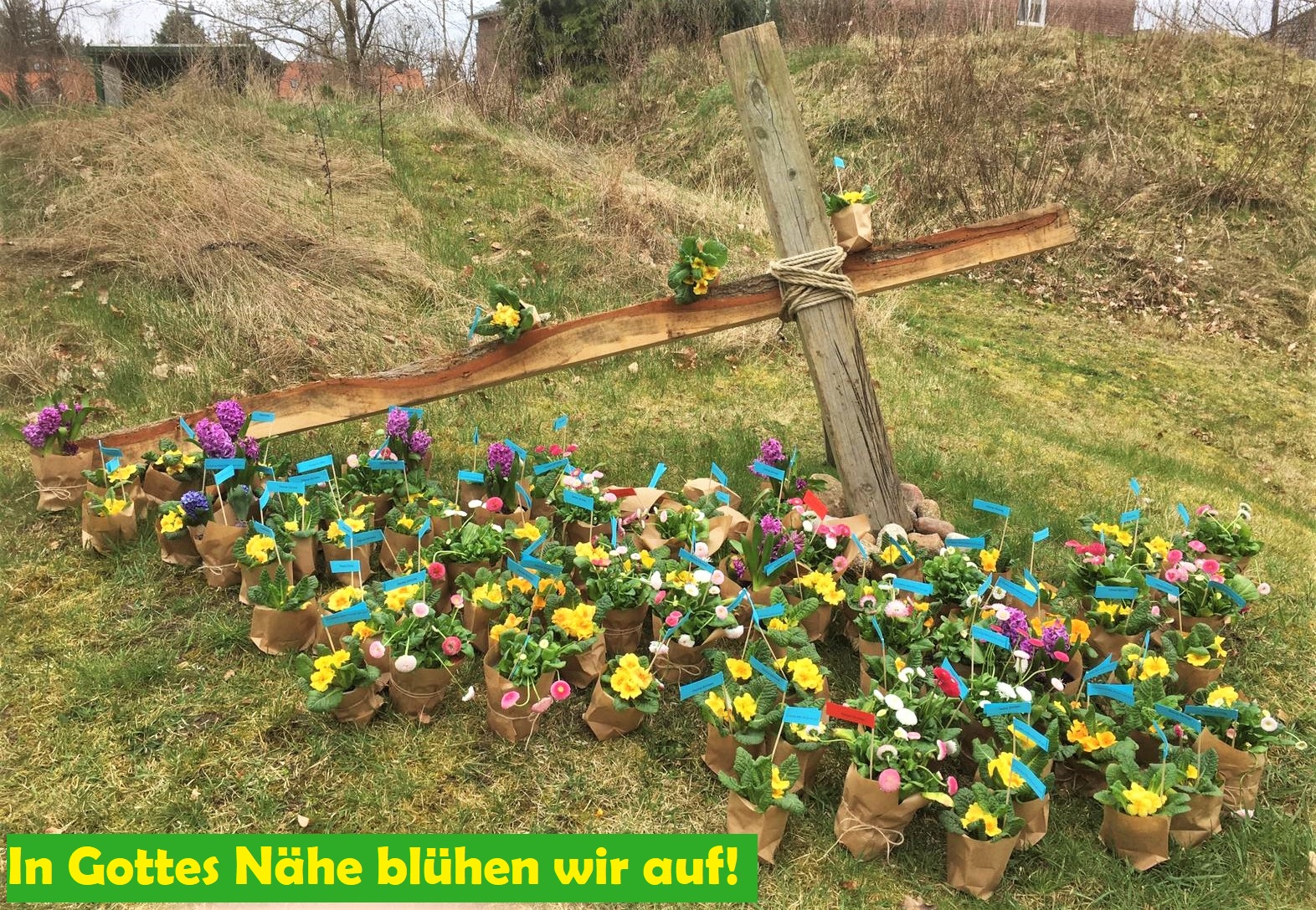 Kreuz im Garten mit Text